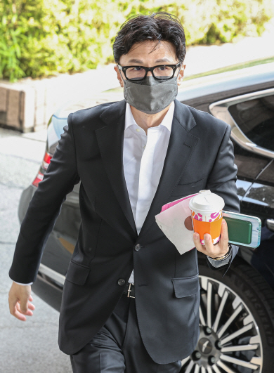 한동훈 법무부 장관이 지난 18일 한 손에 커피 등을 들고 정부 과천청사에 도착해 이동하고 있다. 연합뉴스