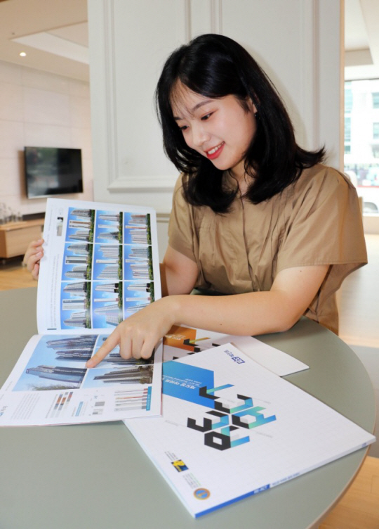 KCC 직원이 재도장 종합안내서‘리액트’ 속 내용을 설명하고 있다.  KCC제공