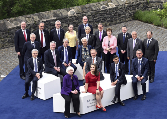 19일(현지시간) 독일 페테르스베르크에서 열린 주요 7개국(G7) 재무장관 및 중앙은행 총재 회의에서 참석자들이 기념촬영을 하고 있다. 연합뉴스·AP