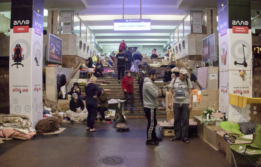 우크라이나 제2의 도시 하르키우 지하철역에 19일 피란민들이 머물러 있다. 우크라이나군이 하르키우 지역 대부분을 탈환했지만, 상당수 집이 무너져 많은 시민이 여전히 지하철역에서 생활하고 있다. EPA 연합뉴스