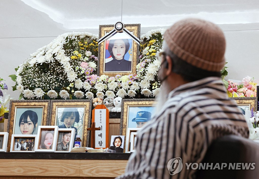 지난해 6월 4일 고 이예람 중사의 부친 이주완 씨가 경기 성남시 국군수도병원 장례식장 이 중사 추모소 영정 앞에 있는 모습. 연합뉴스