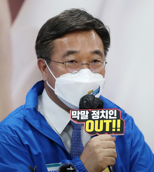 윤호중 더불어민주당 상임선거대책위원장이 20일 오전 대전시 서구 둔산동 허태정 대전시장 후보 선거사무소에서 열린 충청권 현장 중앙선거대책위원회의에서 발언하고 있다. 연합뉴스