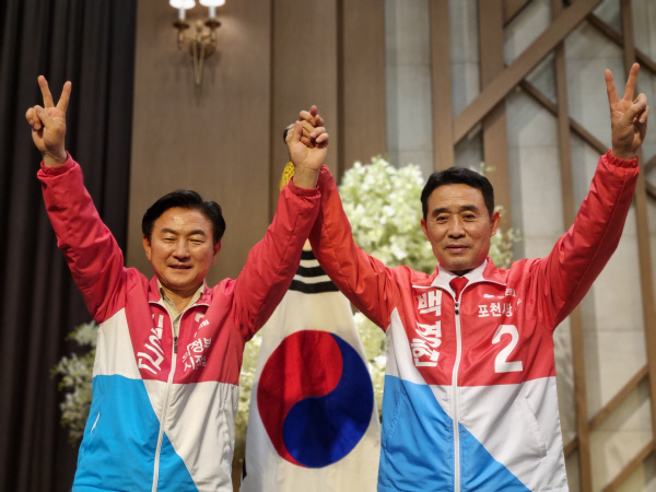 지하철 7호선 민락∼포천 직결노선 공약 공동연대에 나선 국민의힘 김동근 의정부시장 후보와 백영현 포천시장 후보.