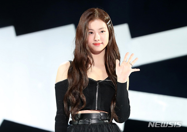 [서울=뉴시스] 이영환 기자 = 2일 오후 서울 중구 장충체육관에서 열린 그룹 르세라핌(LE SSERAFIM) 데뷔 앨범 ‘FEARLESS’ 발매 기념 쇼케이스에서 멤버 김가람이 포즈를 취하고 있다. 2022.05.02.