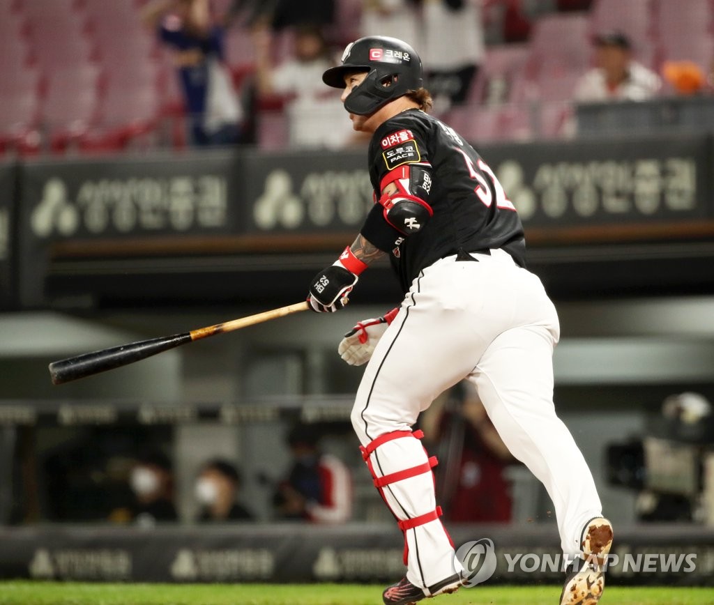 홈런 확인하는 박병호[연합뉴스 자료사진]