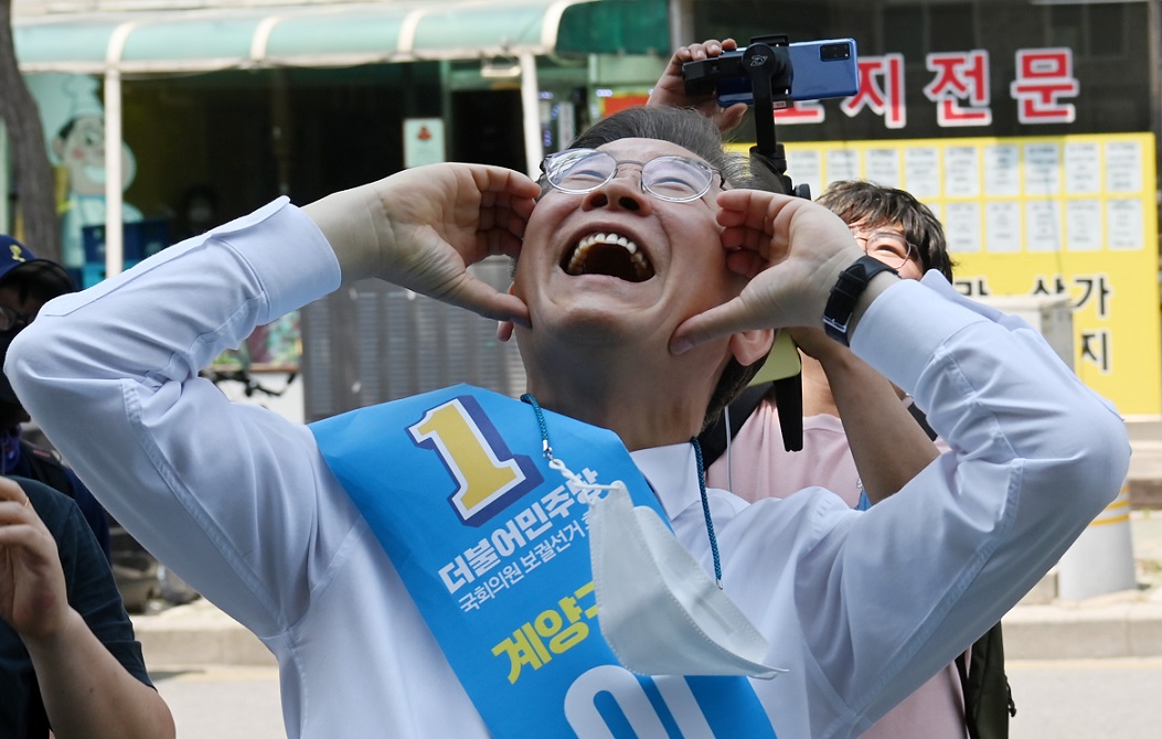 이재명 더불어민주당 총괄선거대책위원장이 지난 20일 인천 계양구 귤현동 일대를 돌며 유세를 하고 있다. 뉴시스