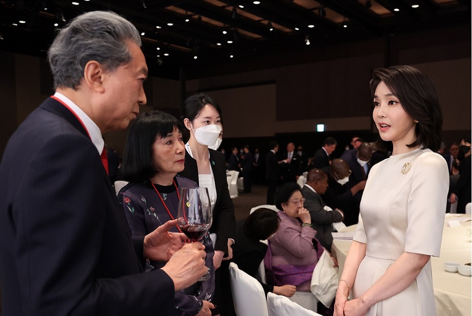 김건희 여사가 지난 10일 서울 중구 신라호텔에서 열린 외빈 초청만찬에서 하토야마 유키오 전 일본 총리와 대화하고 있다. 대통령실 제공