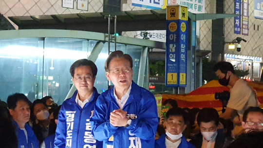 이재명(가운데) 더불어민주당 총괄선거대책위원장이 21일 오후 경기 성남시 분당구 야탑역 인근에서 민주당 김동연 경기도지사 후보 등과 함께 6·1 지방선거 및 국회의원 재·보궐 선거 지원 연설을 하고 있다.