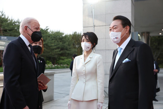 윤석열 대통령과 김건희 여사가  21일 오후 서울 용산 국립중앙박물관에서 열린 환영 만찬에 앞서 조 바이든 미국 대통령을 영접하고 있다. 연합뉴스