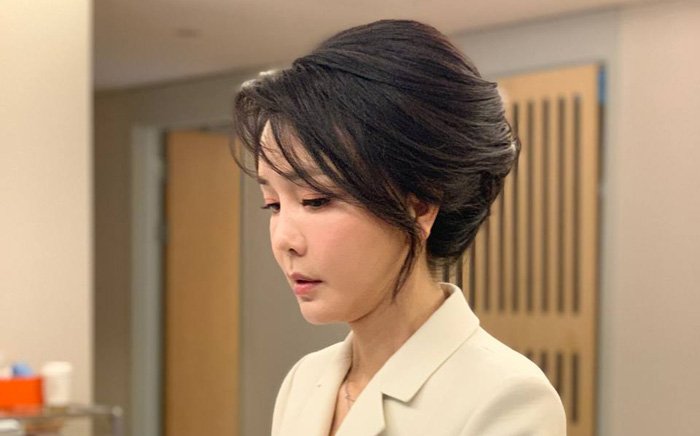 윤석열 대통령 부인 김건희 여사가  21일 오후 서울 용산 국립중앙박물관에서 열린 환영 만찬에 앞서 조 바이든 미국 대통령 영접 준비를 하고 있다. 연합뉴스