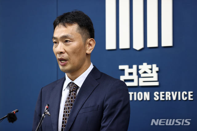 [서울=뉴시스] 이복현 서울중앙지검 부장검사가 지난달 지난 4월1일 오후 서울고검 기자실에서 삼성그룹 불법합병 및 회계부정 사건 수사결과를 발표하고 있다. 2020.09.01.