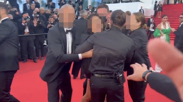 [서울=뉴시스] 제75회 칸 국제영화제 레드카펫에 나체로 난입한 여성. 2022.05.21. (사진 = 카일 뷰캐넌 트위터 캡처) *재판매 및 DB 금지