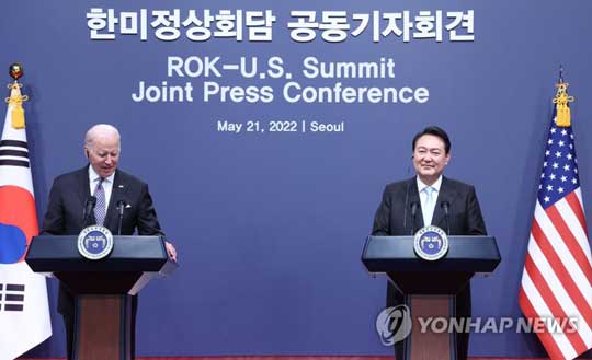 (서울=연합뉴스) 윤석열 대통령과 조 바이든 미국 대통령이 21일 서울 용산 대통령실 청사 대강당에서 열린 한미정상 공동기자회견에서 미소 짓고 있다. 2022.5.21