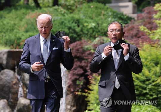 (서울=연합뉴스) 조 바이든 미국 대통령과 정의선 현대차그룹 회장이 22일 오전 바이든 대통령의 방한 숙소인 서울 용산구 그랜드 하얏트 호텔에서 면담 관련 연설을 위해 함께 이동하며 마스크를 벗고 있다.이 자리에서 정 회장은 미국에 로보틱스 등 미래 먹거리 산업 분야에 50억달러(약 6조3천억원)를 추가로 투자하겠다고 밝혔다. 앞서 현대차는 바이든 대통령 방한에 맞춰 미국 조지아 주에 6초3천억원 규모의 전기차 전용 공장과 배터리셀 공장 등 전기차 생산 거점을 조성한다고 발표한 바 있다. 2022.5.22