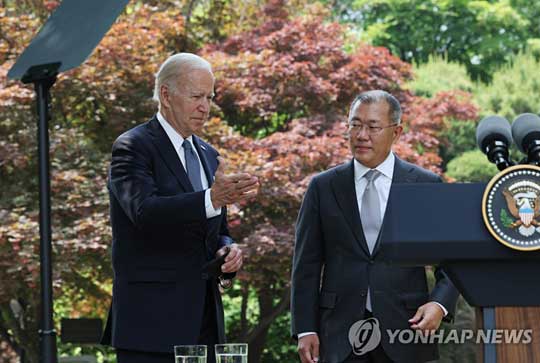 (서울=연합뉴스) 방한 중인 조 바이든 미국 대통령과 정의선 현대차그룹 회장이 22일 서울 용산구 그랜드 하얏트 호텔에서 면담에 앞서 함께 자리하고 있다. 현대차는 바이든 대통령 방한에 맞춰 미국 조지아 주에 6초3천억원 규모의 전기차 전용 공장과 배터리셀 공장 등 전기차 생산 거점을 조성한다고 발표한 바 있다. 2022.5.22
