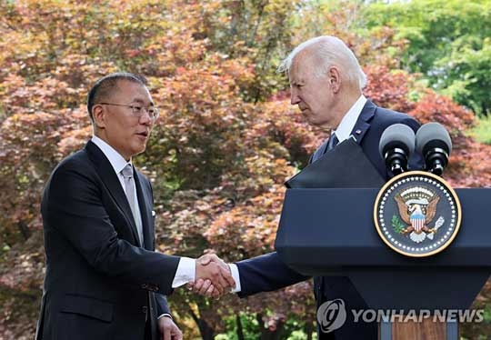 (서울=연합뉴스) 홍해인 기자 = 방한 중인 조 바이든 미국 대통령이 22일 오전 서울 용산구 그랜드 하얏트 호텔에서 정의선 현대차그룹 회장과 면담하며 악수하고 있다. 현대차는 바이든 대통령 방한에 맞춰 미국 조지아 주에 6초3천억원 규모의 전기차 전용 공장과 배터리셀 공장 등 전기차 생산 거점을 조성한다고 발표한 바 있다. 2022.5.22