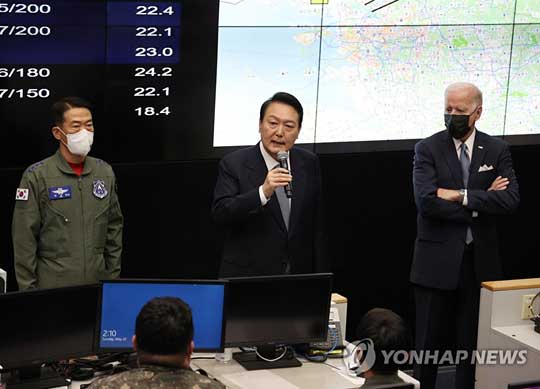 (평택=연합뉴스) 윤석열 대통령과 조 바이든 미국 대통령이 22일 오후 오산 미 공군기지의 항공우주작전본부(KAOC)를 함께 방문, 장병을 격려하고 있다. 2022.5.22