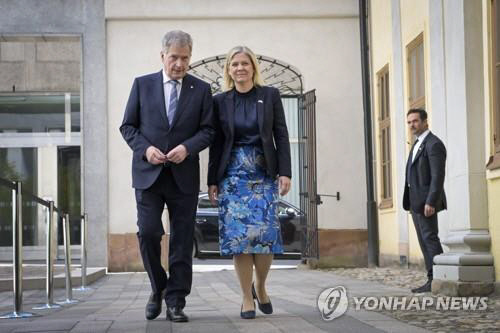 사울리 니니스퇴 핀란드 대통령(사진 왼쪽)과 마그달레나 안데르손 스웨덴 총리 AP 연합뉴스