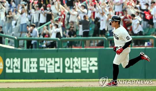 (인천=연합뉴스) 22일 인천 SSG 랜더스필드에서 열린 프로야구 SSG 랜더스와 LG 트윈스의 경기. 8회말 SSG 공격 2사 상황에서 SSG 추신수가 중견수 뒤 솔로 홈런을 치고 베이스를 돌고 있다. 점수는 1-1 동점. 2022.5.22