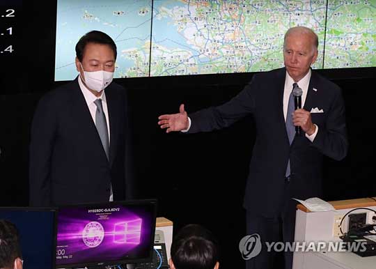 (평택=연합뉴스) 조 바이든 미국 대통령이 22일 오후 윤석열 대통령과 함께 오산 미 공군기지의 항공우주작전본부(KAOC)를 함께 방문해 한미 연합작전을 수행하는 장병들을 격려하고 있다. 2022.5.22