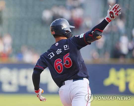 (서울=연합뉴스) 22일 서울 잠실야구장에서 열린 2022 프로야구 KBO리그 롯데 자이언츠와 두산 베어스의 경기. 9회초 2사 1, 2루 롯데 고승민이 역전 스리런 홈런을 쳐낸 뒤 베이스를 돌고 있다. 2022.5.22