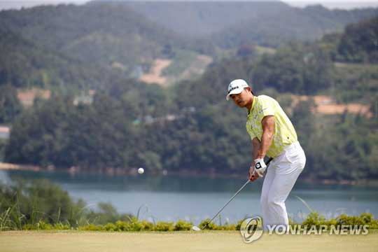 (서울=연합뉴스) 박은신이 22일 경상남도 거제시 드비치골프클럽에서 열린 제12회 데상트코리아 먼싱웨어 매치플레이 순위 결정전 2번홀에서 어프로치 샷하고 있다. 2022.5.22 [KPGA 제공. 재판매 및 DB 금지]