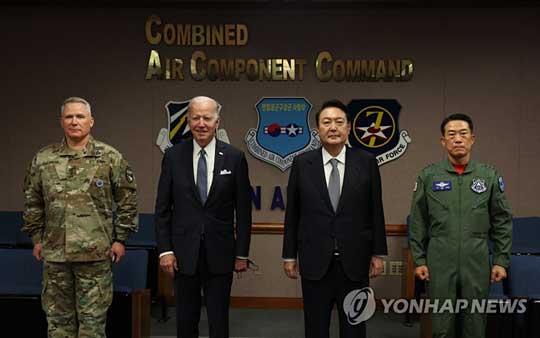 (평택=연합뉴스) 윤석열 대통령과 조 바이든 미국 대통령이 22일 오후 오산 미 공군기지 항공우주작전본부(KAOC)를 방문해 폴 러캐머라 주한미군사령관(왼쪽), 최성천 공군작전사령관과 기념촬영을 하고 있다. 2022.5.22