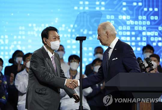 (평택=연합뉴스) 윤석열 대통령이 20일 오후 한국을 첫 방문한 바이든 미국 대통령과 경기도 평택시 삼성전자 반도체공장을 방문, 연설을 마친 바이든 대통령과 악수하고 있다. 2022.5.20 [대통령실 제공, 재판매 및 DB 금지]