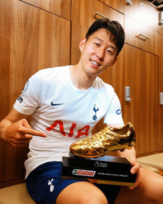 손흥민이 23일 오전(한국시간) EPL 득점왕을 확정한 뒤 라커룸에서 골든부트를 가리키며 미소를 짓고 있다.   토트넘 홋스퍼 SNS