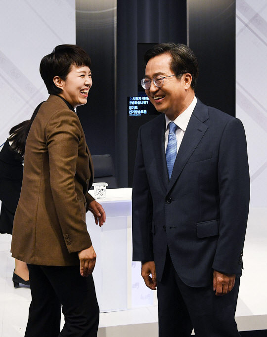 지난 23일 서울 마포구 SBS 스튜디오에서 열린 경기도선거방송토론위원회 주관 6·1 지방선거 경기지사 후보자 토론회에서 김은혜(왼쪽) 국민의힘 후보와 김동연 더불어민주당 후보가 인사를 하면서 지나치고 있다.  연합뉴스