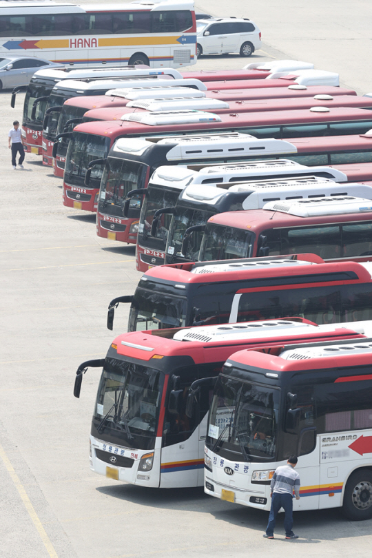 경유 가격이 급등하는 가운데 지난 23일 서울 한 주차장에 관광버스 차량이 서 있다. 한국석유공사 유가정보서비스에 따르면 24일 전국 평균 경유 가격은 ℓ당 1999.74원으로 휘발유 가격 1992.51원보다 비싸다.  연합뉴스