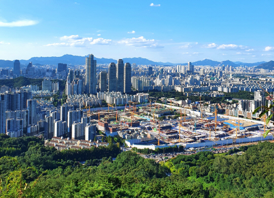 올해 공사 지연 등으로 서울 아파트 분양 물량이 급감하면서 강남권 등에서 대체 주거시설로 공급하는 오피스텔이 수요자들의 주목을 받고 있다. 오피스와 오피스텔 등이 밀집한 강남구 일대 전경.   강남구청 제공