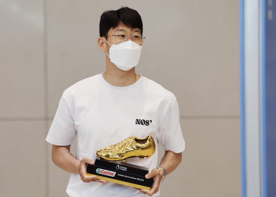 2021-2022시즌 잉글랜드 프리미어리그(EPL) 득점왕을 차지한 토트넘의 손흥민이 24일 오후 ‘골든 부트’를 안고 인천국제공항 통해 입국하고 있다. 연합뉴스