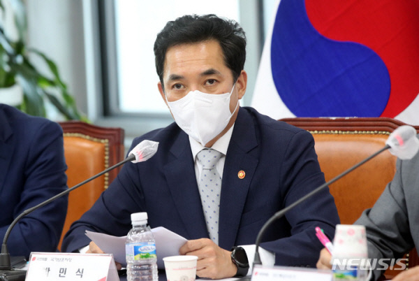박민식 국가보훈처장이 지난 16일 서울 여의도 국회에서 열린 5·18 민주화운동 부상자회, 5·18 민주유공자 유족회, 5·18 민주화운동 공로자회, 5·18 기념재단 등 5·18 단체 초청 간담회에서 인사말을 하고 있다. 뉴시스