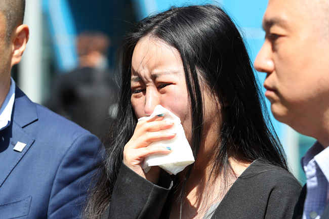 ‘국정 농단’ 사건으로 수감 중인 최서원(최순실)씨의 딸 정유라 씨가 지난 4일 서울 종로구 서울경찰청 민원실 앞에서 조국 전 법무부 장관 등을 명예훼손 혐의로 고소한 취지를 설명하다 눈물을 보이고 있다. 뉴시스