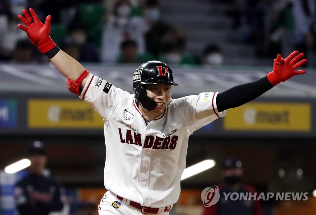 (인천=연합뉴스) 윤태현 기자 = 24일 인천 SSG 랜더스필드에서 열린 프로야구 SSG 랜더스와 롯데 자이언츠의 경기. 9회말 SSG 공격 1사 만루 상황에서 SSG 최지훈이 사구 판정을 받은 뒤 기뻐하며 1루를 향해 달리고 있다. 3루 주자 박성한이 홈인하면서 SSG는 1점을 획득, 3-2로 승리했다. 2022.5.24 tomatoyoon@yna.co.kr