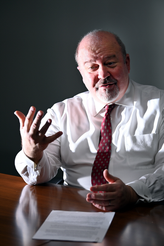 로이 캠파우슨 미국 아시아정책연구소(NBR) 소장이 24일 문화일보 편집국에서 인터뷰를 하고 있다. 윤성호 기자