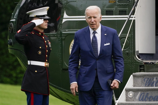 한일 순방을 마치고 미국에 착륙한 조 바이든 대통령이 24일(현지시간) 전용 헬기로 워싱턴 백악관에 도착하고 있다. 연합뉴스·AP