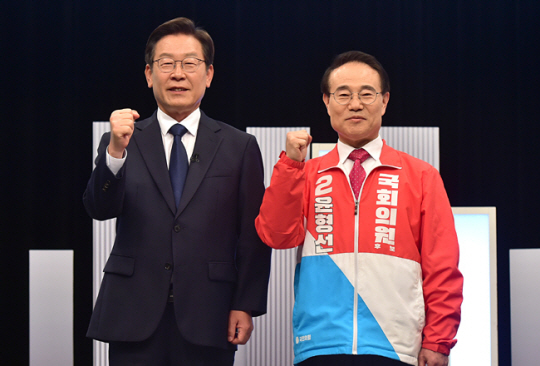 인천 계양을 국회의원 보궐선거에 출마한 이재명(왼쪽) 더불어민주당 후보와 윤형선 국민의힘 후보가 25일 오후 경기 부천시 OBS에서 열린 토론회에 앞서 기념촬영을 하고 있다. 연합뉴스