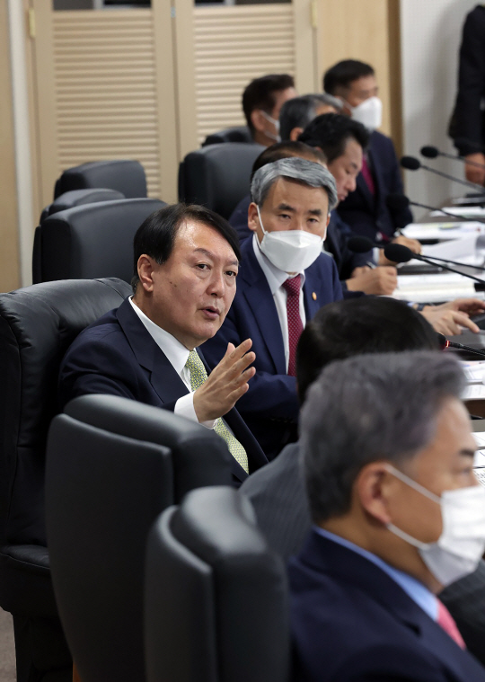 윤석열 대통령이 25일 오전 7시 35분쯤 용산 대통령실 청사 지하의 국가위기관리센터에서 이종섭 국방부 장관 등이 참석한 가운데 북한의 대륙간탄도미사일(ICBM)을 포함한 3발의 탄도미사일 발사에 대응하기 위한 국가안전보장회의(NSC)를 주재하고 있다.  대통령실 제공