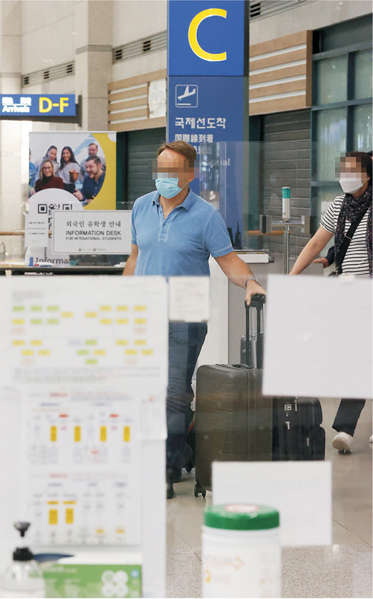 정부가 원숭이두창 발생 국가를 방문한 입국자의 발열 여부와 건강상태를 점검하겠다고 밝힌 24일, 인천국제공항 제1여객터미널에서 한 외국인이 입국장에 들어서고 있다.  연합뉴스