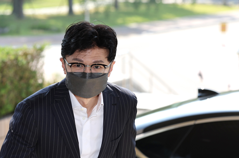 한동훈 법무부 장관이 25일 오전 정부과천청사에 있는 법무부로 출근하고 있다. 연합뉴스