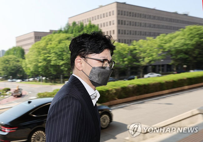 (과천=연합뉴스) 홍해인 기자 = 한동훈 법무부 장관이 25일 오전 정부과천청사 법무부로 출근해 집무실로 향하고 있다. 법무부는 전날 공직자 인사 검증 기능을 법무부 장관으로 위임하는 동시에, 검사를 포함한 인력을 증원하는 내용을 담은 시행규칙 개정령(안)을 입법예고했다. 2022.5.25