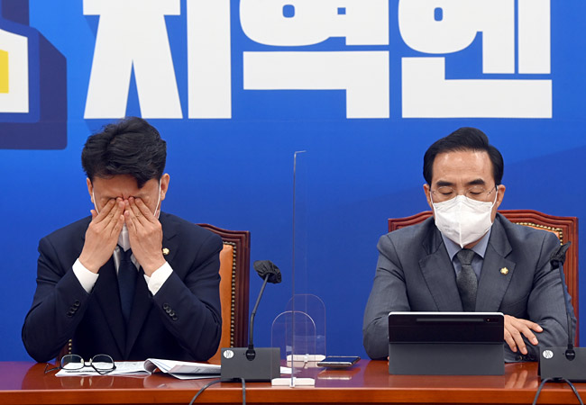 박홍근(오른쪽) 더불어민주당 원내대표가 26일 오전 국회에서 열린 정책조정회의에서 발언을 하는 동안 진성준 원내수석부대표가 피곤한 듯 안경을 벗고 눈을 비비고 있다. 김선규 선임기자