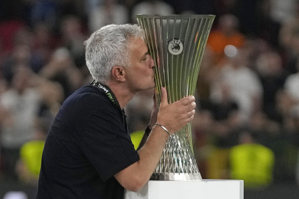 AS 로마의 조제 모리뉴 감독이 26일 오전(한국시간) 알바니아 티라나의 에어 알바니아 스타디움에서 UEFA 유로파 콘퍼런스리그 우승 트로피에 입을 맞추고 있다. AP뉴시스