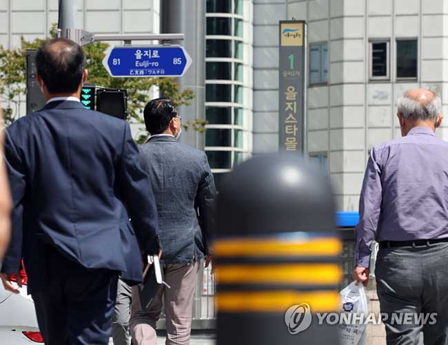 (서울=연합뉴스) 합리적인 이유 없이 연령만을 이유로 직원의 임금을 깎는 ‘임금피크제’는 고령자고용법을 위반한 것이므로 무효라는 대법원의 판단이 나왔다. 대법원 1부(주심 노태악 대법관)는 26일 퇴직자 A씨가 자신이 재직했던 한 연구기관을 상대로 낸 임금 청구 소송 상고심에서 원고 일부 승소로 판결한 원심을 확정했다. 사진은 이날 서울 시내 거리의 중년 남성. 2022.5.26