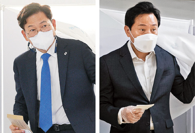 송영길 더불어민주당 서울시장 후보가 27일 서울 용산구 이촌 제1동 주민센터에서 6·1지방선거 사전투표를 하고 있다. 오른쪽 사진에서 오세훈 국민의 힘 서울시장 후보도 이날 서울 광진구 자양3동 주민센터 사전투표소에서 투표지를 투표함에 넣기 위해 기표소를 나오고 있다.  국회사진기자단