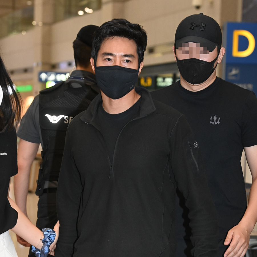 우크라이나에서 외국인 의용병 부대 ‘국토방위군 국제여단’에 참여한 이근 전 대위가 27일 오전 인천국제공항 제1터미널을 통해 귀국하고 있다. 김동훈기자