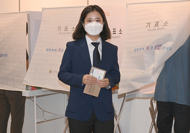 박지현 더불어민주당 공동비상대책위원장이 27일 오전 경기 광주시 남한산성아트홀에 설치된 사전투표소에서 투표하고 있다. 뉴시스