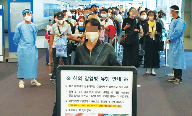 원숭이두창의 국내 유입 가능성이 커지고 있는 가운데 27일 오전 인천국제공항 입국장에 독일발 항공기에서 내린 입국자들이 검역을 받기 위해 대기하고 있다. 김동훈 기자